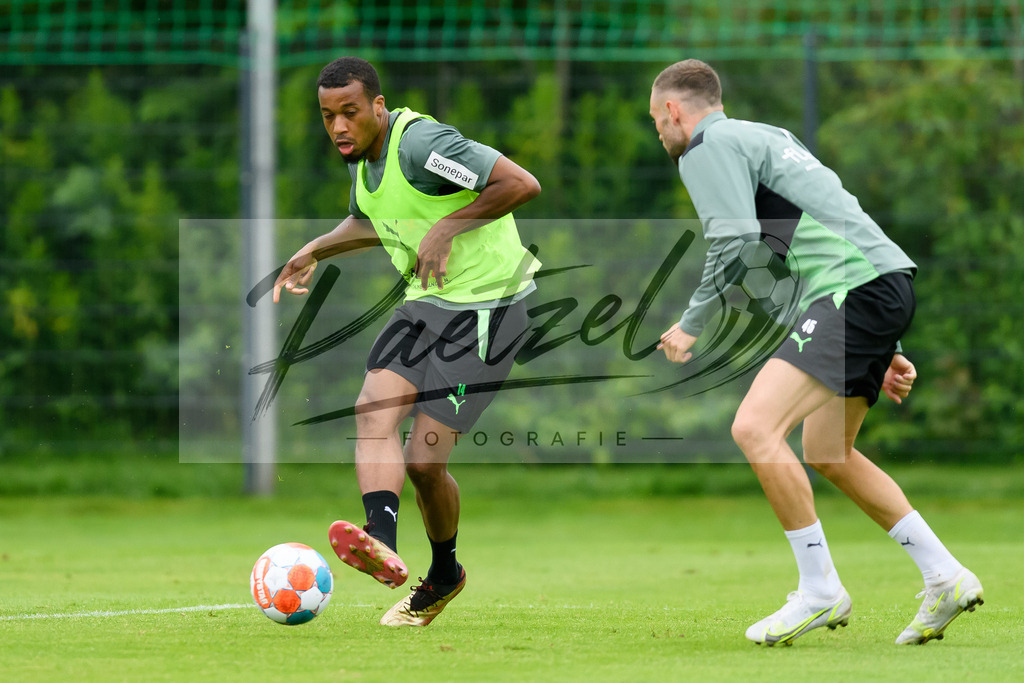 TRABMG20210719_116 | Fussball, Herren: Alassane Plea (Borussia Moenchengladbach) in Aktion, am Ball, Einzelaktion beim Training von Borussia Moenchengladbach waehrend des Trainingslagers auf dem Trainingsplatz am Hotel Klosterpforte am 19.07.2021 in Harsewinkel, Deutschland. - Realisiert mit Pictrs.com