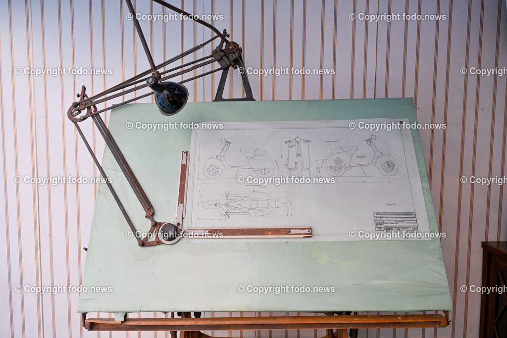 Italien_ Toskana_ Provinz Pisa_ Pontedera_ Vespa_ 29.05.2024-61 | 29.05.2024, Italien, ITA, Toskana, Pontedera im Bild Piaggio, Vespa, Museum

Piaggio ist ein italienischer Fahrzeughersteller mit Sitz in Pontedera. Das Unternehmen produziert verschiedene Mofas und Motorroller, unter anderem die Vespa, das Lastendreirad Ape sowie den Kleintransporter Porter. Zum Konzern gehören auch die Motorradmarken Aprilia, Derbi, Gilera, Laverda und Moto Guzzi. 
Quelle: Wikipedia