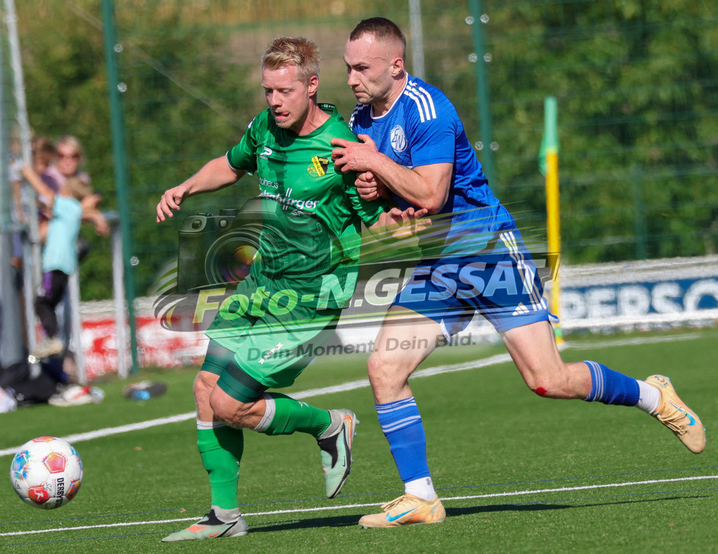 SC Enger - SV Enger-Westerenger | Auf dem Bild zu sehen: grün SC Enger: Dennis Fiedler ; blau SV Enger-Westerenger: Marlon MeyerSC Enger, SV Enger-Westerenger, Saison 26/27, Kreisliga A, Enger, Deutschland - Realisiert mit Pictrs.com