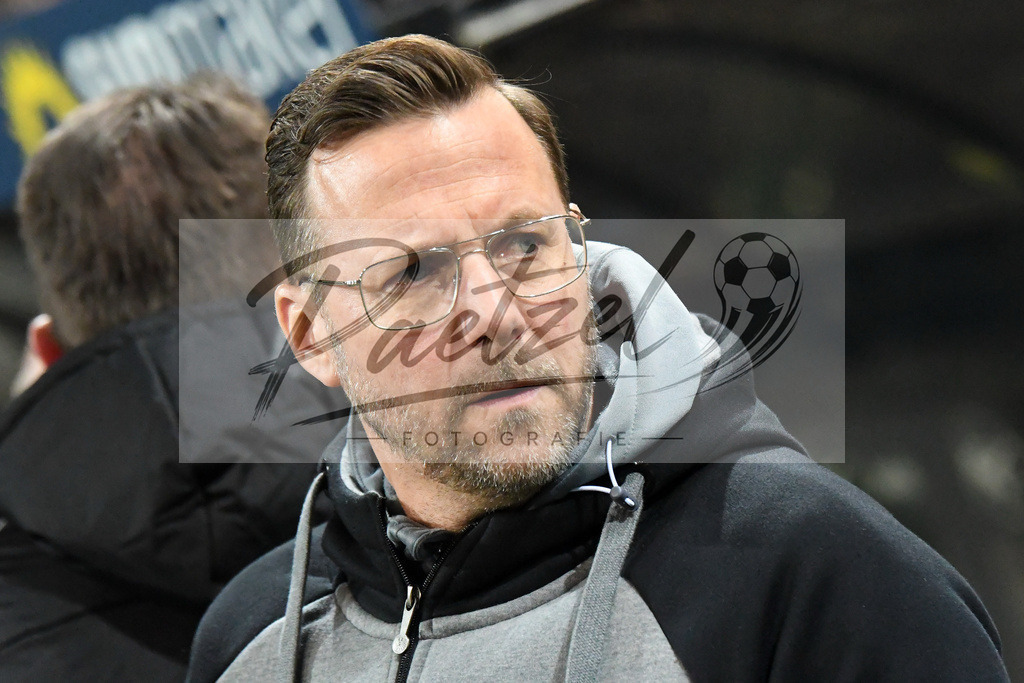 20200214_SCPFWK_0034 | Fussball, Herren: Trainer Sascha Hildmann (SC Preussen Muenster) schaut waehrend des Spiels der 3. Liga zwischen SC Preussen Muenster und FC Wuerzburger Kickers im Preussenstadion am 14.02.2020 in Muenster, Deutschland.DFB / DFL REGULATIONS PROHIBIT ANY USE OF PHOTOGRAPHS AS IMAGE SEQUENCES AND/OR QUASI-VIDEO. - Realisiert mit Pictrs.com