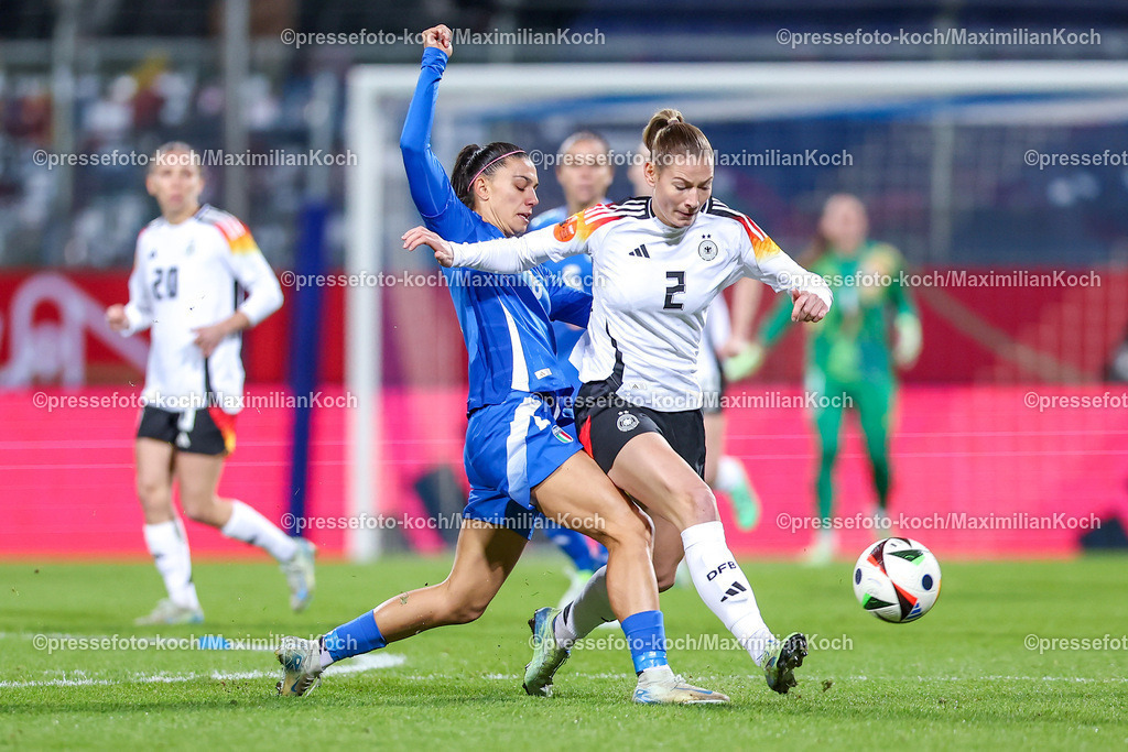 DFB02122401006 | 02.12.2024, Fußball Länderspiel Frauen, Deutschland - Italien, Vonovia-Ruhrstadion Bochum, Saison 2024 2025: zweikampf Sarai Linder (GER #2) gegen Agnese Bonfantini (ITA #8)DFB regulations prohibit any use of photographs as image sequences and or quasi-video.