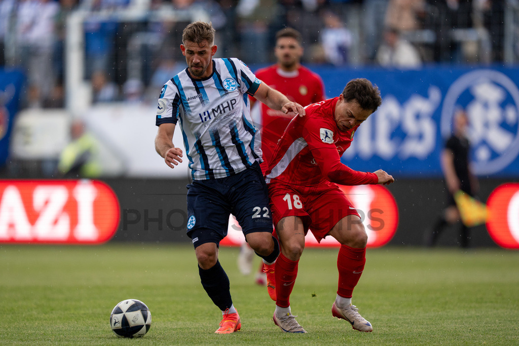 Stuttgarter Kickers vs. SG Sonnenhof Großaspach, Fussball, Regionalliga Suedwest, 34. Spieltag, 16.05.2026 | Zweikampf zwischen David Braig (Stuttgarter Kickers, #22) und Niklas Pollex (SG Sonnenhof Großaspach, #18),Stuttgarter Kickers vs. SG Sonnenhof Großaspach, Fussball, Regionalliga Suedwest, 34. Spieltag, 16.05.2026