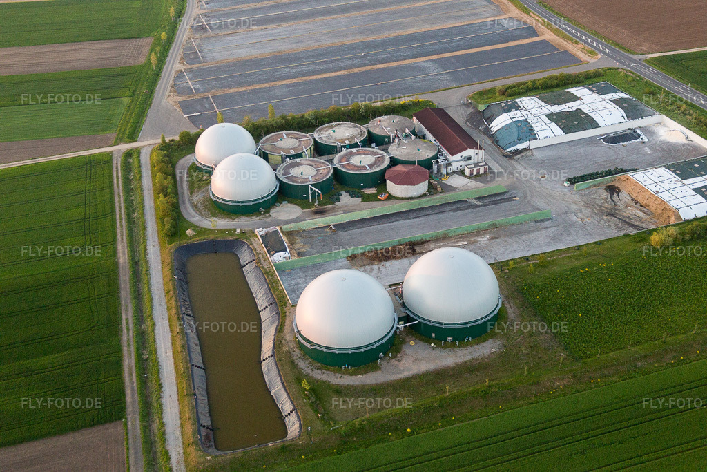 Luftbild: Glasdach- Flächen in den Gewächshausreihen zur Blumenzucht und Kuppeln einer Biogasanlage von Gartenbau Gernert im Ortsteil Oberspiesheim in Kolitzheim im Bundesland Bayern in Deutschland. Foto: IMG_087949.jpg vom 05.05.2016 durch Werner Riehm/FLY-FOTO.de