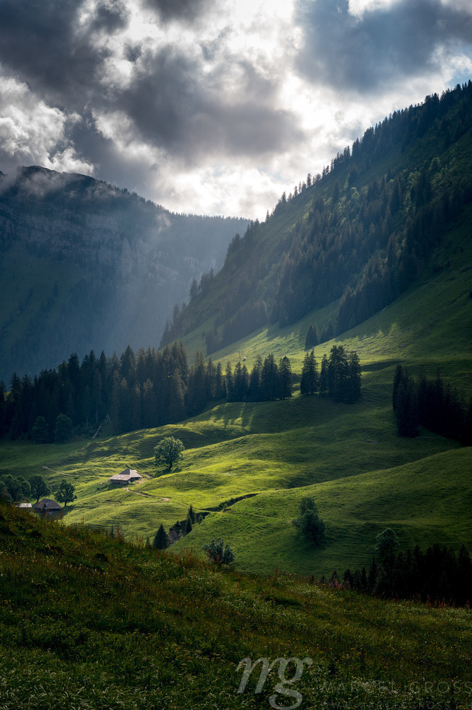 angelegener Bauernhof am Fusse der Siebe Hengste | Die ideale Geschenkidee für Naturliebhaber. Naturbilder von Marcel Gross Photography für ihr Zuhause in den verschiedensten Formaten und Materialien. - Realisiert mit Pictrs.com
