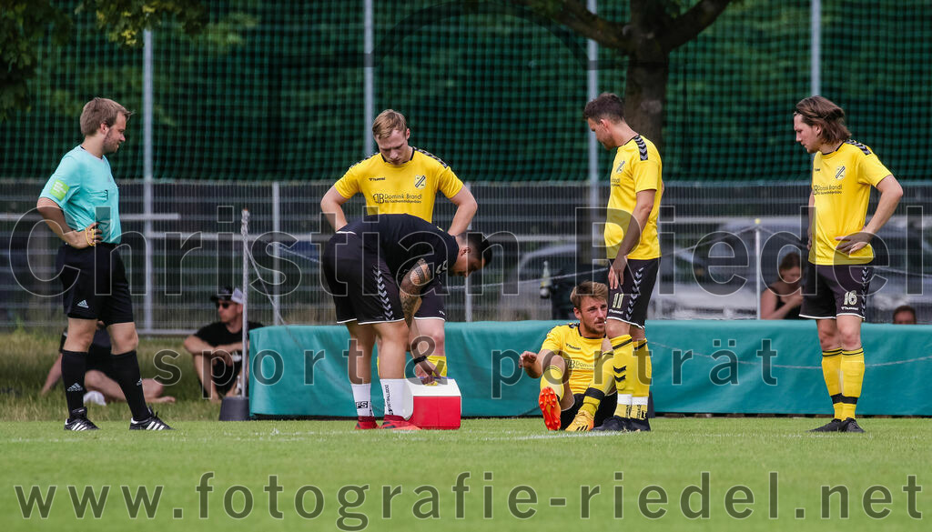 2023-07-23_109_SV_Anzing_gegen_SC_Kirchasch | Anzing, Deutschland, 23.07.2023:
Fußball, Kreisliga 2023 / 2024, Testspiel, SV Anzing gegen SC Kirchasch, Endergebnis: 5:1

Schiedsrichter Niklas Teschauer, Trainer Alexander Mrowczynski (SC Kirchasch), Johannes Westermaier (SC Kirchasch, #3), Stefan Hackl (SC Kirchasch, #11), Bastian Bönisch (SC Kirchasch, #16)

Foto: Christian Riedel / fotografie-riedel.net