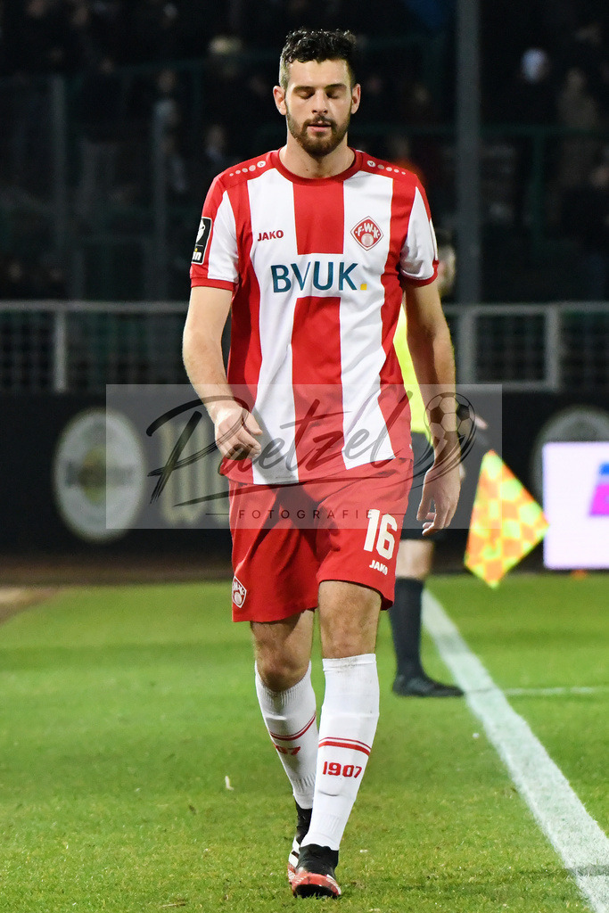 20200214_SCPFWK_0081 | Fussball, Herren: Luca Pfeiffer (FC Wuerzburger Kickers) schaut waehrend des Spiels der 3. Liga zwischen SC Preussen Muenster und FC Wuerzburger Kickers im Preussenstadion am 14.02.2020 in Muenster, Deutschland.DFB / DFL REGULATIONS PROHIBIT ANY USE OF PHOTOGRAPHS AS IMAGE SEQUENCES AND/OR QUASI-VIDEO. - Realisiert mit Pictrs.com