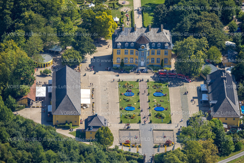 Bottrop250801265Kirchhellen | Luftbild, Schloss Beck Freizeitpark mit Schlosspark, Kinder Trampoline auf der Wiese, Kirchhellen-Nord-Ost, Bottrop, Ruhrgebiet, Nordrhein-Westfalen, Deutschland