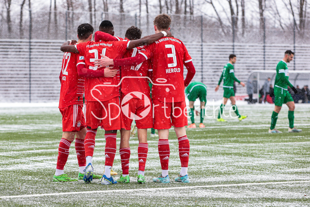 FC Bayern Amateure - VfB Eichstätt | Jubel der Bayern nach dem Treffer zum 1-0 durch Desire Segbe AZANKPO (FCB #34)