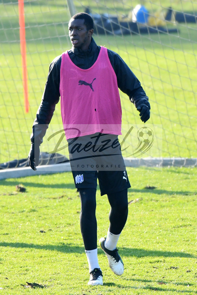 20200207_TRAOSN_0048 | Fußball, Herren: Assan Ceesay (VfL Osnabrueck) schaut waehrend der Trainingseinheit des VfL Osnabrueck im Sportpark Illoshoehe am 07.02.2020 in Osnabrueck, Deutschland. - Realisiert mit Pictrs.com