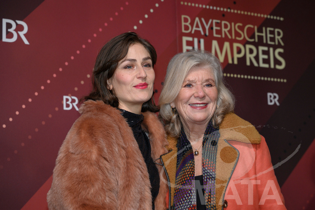 _DWI4903 | Florentina Taut und Jutta Speidel bei der Verleihung des 47. Bayerischen Filmpreises 2026  im Prinzregententheater. München, Deutschland. Der Bayerische Filmpreis wird seit 1979 von der Bayerischen Staatsregierung verliehen, um die Bedeutung des Kinofilms als Kulturgut herauszustellen - Realisiert mit Pictrs.com