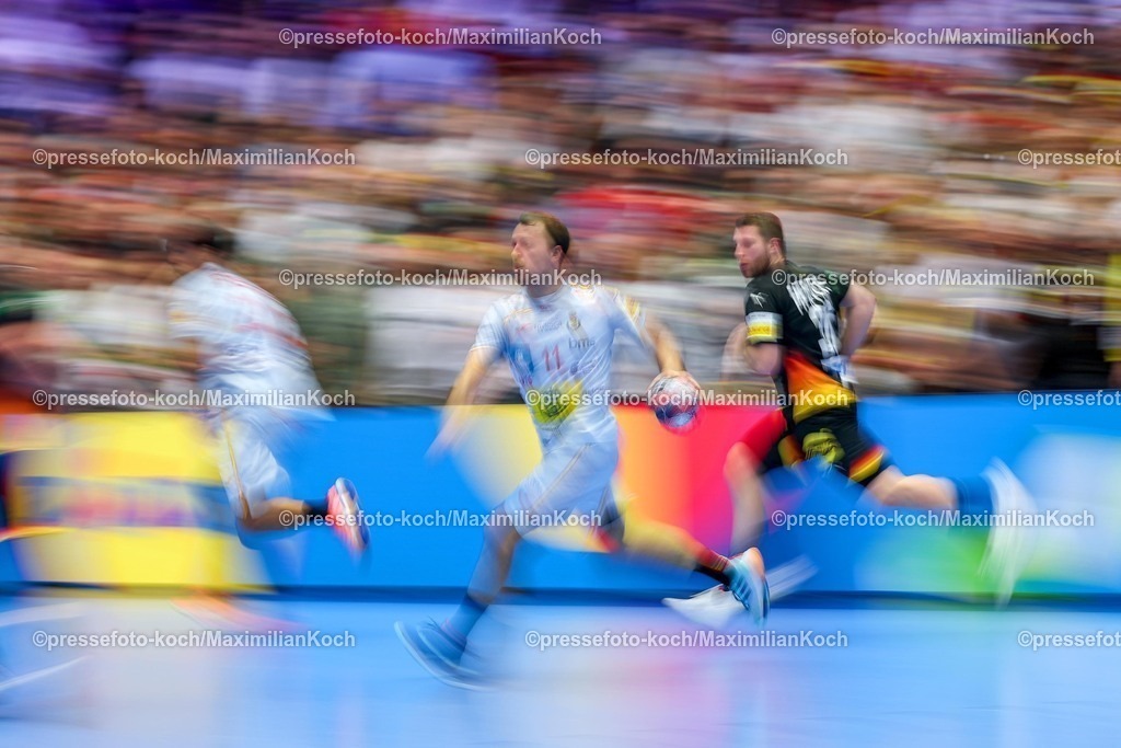 EHF19012602095 | 19.01.2026, Handball, Men's EHF EURO 2026, Deutschland - Spanien, Jyske Bank Boxen in Herning, Dänemark, Preliminary Round: Dynamic Feature Laufduell  Kauldi Odriozola Yeregui (Espania #11)  Lukas Mertens (Germany #36) 