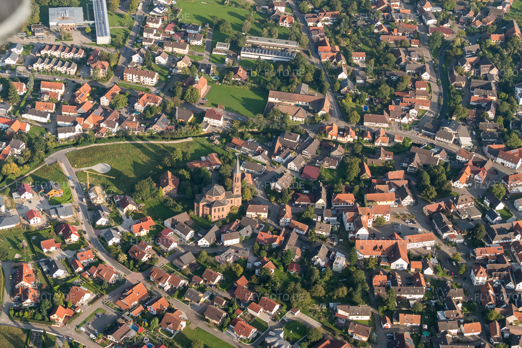 Luftbild: Kirche im Dorfzentrum im Ortsteil Rheinbischofsheim in Rheinau im Bundesland Baden-Württemberg in Deutschland. Foto: P1010019.jpg vom 15.09.2014 durch Werner Riehm/FLY-FOTO.de