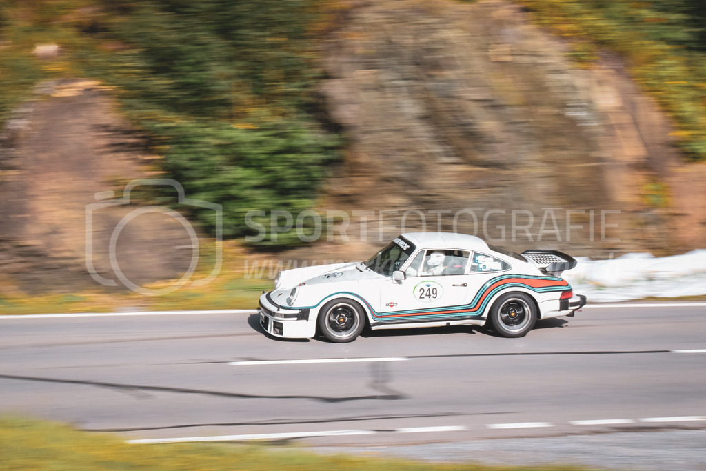 21. Arosa ClassicCar 2025 - 7. =September= 2025 | Patric Seglias aus Domat-Ems (SUI) in einem Porsche 930 Martini-Turbo aus dem Jahre 1977 mit Startnummer 249 am Arosa ClassicCar 2025 in der Kategorie Classic Trophy..@arosaclassiccar, @arosa.official, #arosaclassiccar, #arosa, #76curves, #classiccarBild: Sportfotografie Markus Aeschimann | www.markus-aeschimann.ch - Realisiert mit Pictrs.com