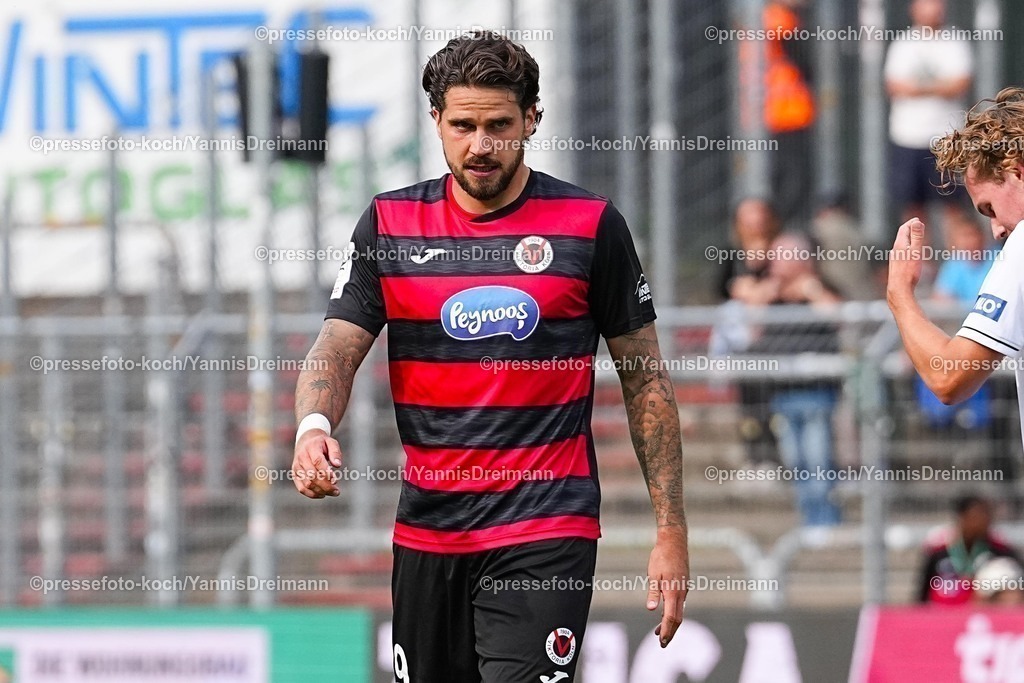 xydr03082501127 | 03.08.2025, xydrx, Fußball, 3.Liga, Viktoria Köln - FC Schweinfurt 05, Saison 2025 2026, Sportpark Höhenberg: Lex-Tyger Lobinger (Viktoria Köln #9)   DFB regulations prohibit any use of photographs as image sequences and or quasi-video.