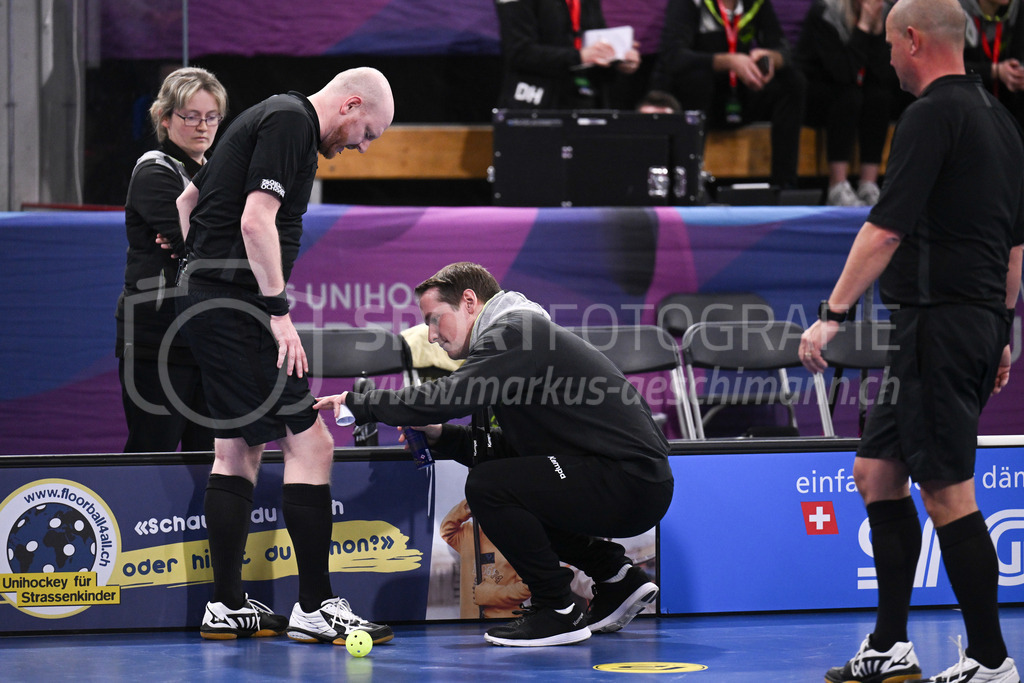 Kloten-Dietlikon Jets vs Skorpion Emmental Zollbrück - 15. April 2023 | Kloten-Dietlikon Jets vs Skorpion Emmental Zollbrück
Stimo Arena, Kloten
Schiedsrichter Ralph Keel benötigt medizinische Hilfe.
Bild: Sportfotografie Markus Aeschimann | www.markus-aeschimann.ch - Realisiert mit Pictrs.com
