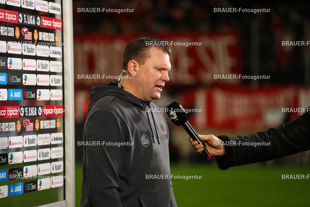 Rot-Weiss Essen - 1.Fc Schweinfurt | Essen, Deutschland, 02.11.2025 Uwe Koschinat (Rot-Weiss Essen) gibt ein Interviewwährend des 3.Liga Spiels zwischen  Rot-Weiss Essen und 1.Fc Schweinfurt am 02.11.2025 im Stadion an der Hafenstraße in Essen. (Foto von Timo Bluhmki-Schmidt/Brauer Fotoagentur