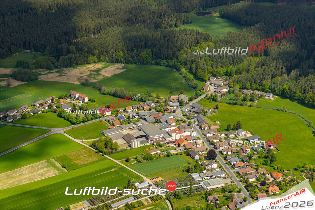 Die Luftaufnahme Neundorf - Mitwitz wurde 2022 vom Flugzeug aus (keine Drohne) erstellt. Hohe Auflösung -für große Poster und Wandbilder geeignet - Garantiert!