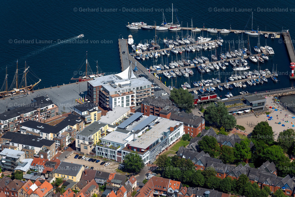 4037906 | ECKERNFöRDE 07.08.2020 Hafenanlagen am Ufer des Hafenbeckens des Stadthafens in Eckernförde im Bundesland Schleswig-Holstein, Deutschland. Weiterführende Informationen bei: Stadt Eckernförde,  im-jaich oHG. // Port facilities on the shores of the harbor of of Stadthafens in Eckernfoerde in the state Schleswig-Holstein, Germany. Further information at: Stadt Eckernfoerde,  im-jaich oHG. Foto: Gerhard Launer