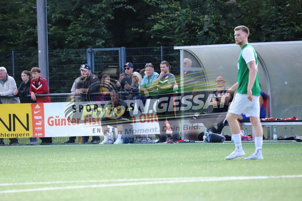 FC RW Kirchlengern - TuS Dornberg | Auf dem Bild zu sehen: rot FC RW Kirchlengern rechts Trainer: Daniel HalfarFC RW Kirchlengern, TuS Dornberg, Saison 25/26, Landesliga, Kirchlengern, Deutschland - Realisiert mit Pictrs.com