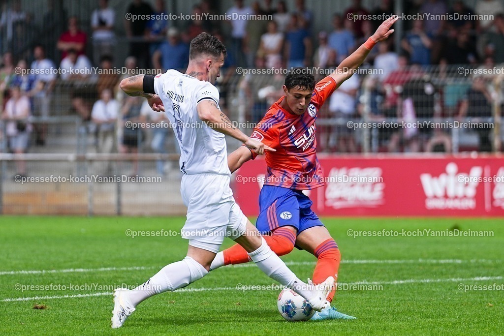 xYDR20072501070 | 20.07.2025, xydrx, Fußball, Rot Weiss Ahlen - FC Schalke 04, Testspiel, Wersestadion: Ayman Emran Gulasi (FC Schalke 04 #34) im Zweikampf gegen Fabian Holthaus (Rot Weiss Ahlen #6)