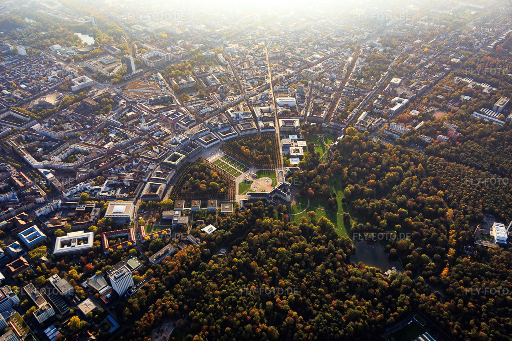 Luftbild: Zirkel und Schlosspark Karlsruhe von Osten im Ortsteil Innenstadt-West in Karlsruhe im Bundesland Baden-Württemberg in Deutschland. Foto: IMG_075435.jpg vom 26.10.2014 durch Werner Riehm/FLY-FOTO.deAuflösung des Originals: 5472 x 3648 px