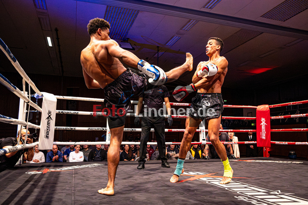 Daniel Reichhart (Sportclub Allgäu - blau) gegen Youssef Guella (SCS M - rot) | MFA Fight Night K1 Style bis 80kg Kampf 13, Daniel Reichhart (Sportclub Allgäu - blau) gegen Youssef Guella (SCS M - rot), 20251108,,2025-11-08 in Penzberg (Wellenberghalle Penzberg), Copyright: WolfgangxLindner www.foto-lindner.de