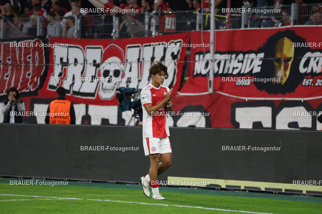 Rot-Weiss Essen - VFL Osnabrück | Essen, Deutschland, 17.09.2025 Kaito Mizuta  (Rot-Weiss Essen) bedankt sich bei den Fans nach seiner Auswechslung während des 3.Liga Spiels zwischen  Rot-Weiss Essen und VFL Osnabrück am 17.09.2025 im Stadion an der Hafenstraße in Essen. (Foto von Timo Bluhmki-Schmidt/Brauer Fotoagentur
