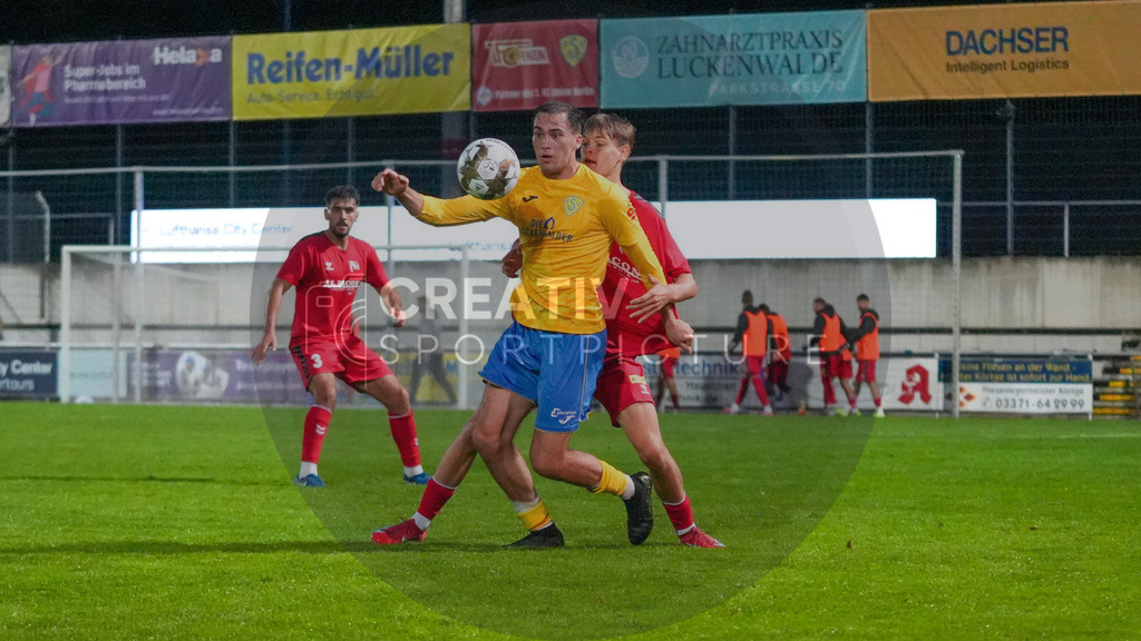 Fußball, Herren, Saison 2025/2026, Regionalliga Nordost, 8. Spieltag, FSV 63 Luckenwalde vs. FC Hertha 03 Zehlendorf, Dienstag 16.09.2025, Werner-Seelenbinder-Stadion Luckenwalde, | Fußball, Herren, Saison 2025/2026, Regionalliga Nordost, 8. Spieltag, FSV 63 Luckenwalde vs. FC Hertha 03 Zehlendorf, Dienstag 16.09.2025, Werner-Seelenbinder-Stadion Luckenwalde, Im Bild: Simon Gollnack (gelb, Luckenwalde) und Ben Schulz (rot, Zehlendorf) - Realisiert mit Pictrs.com
