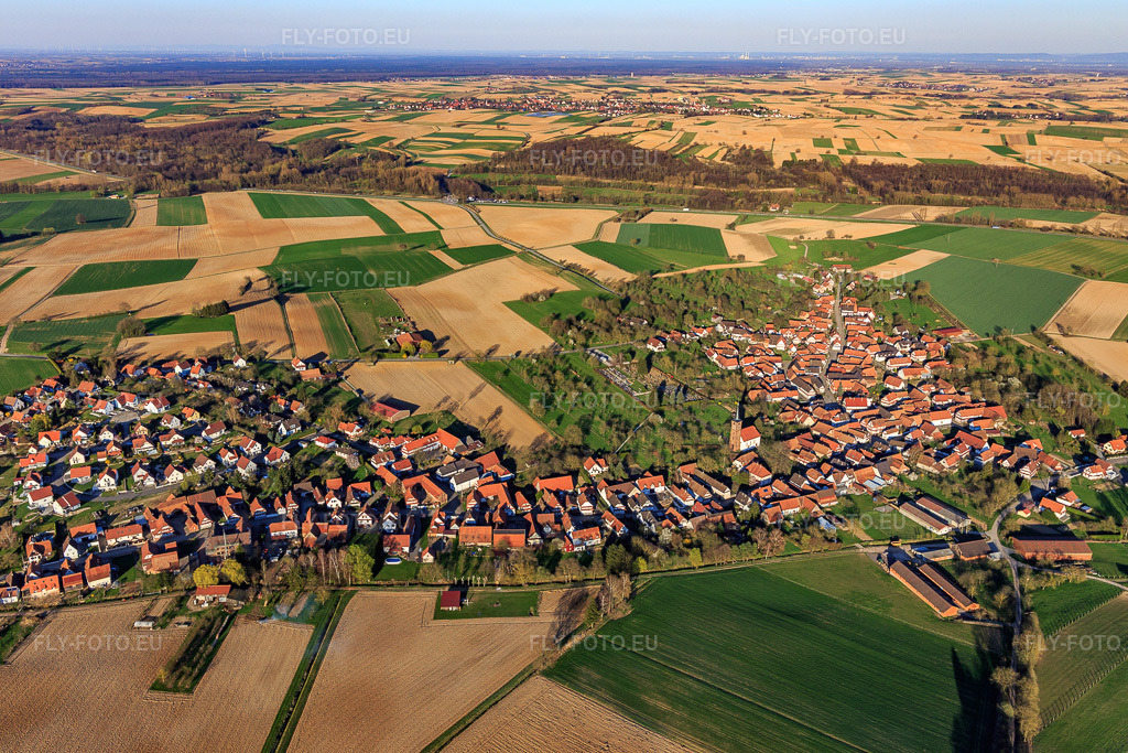 Vue aérienne: Vue de la ville depuis l'ouest à Hunspach dans le département Bas Rhin, France – .Photo: IMG_097794.jpg prise le 27/03/2017 par Werner Riehm/FLY-FOTO.eu – Résolution de l'original: 5472 x 3648 px