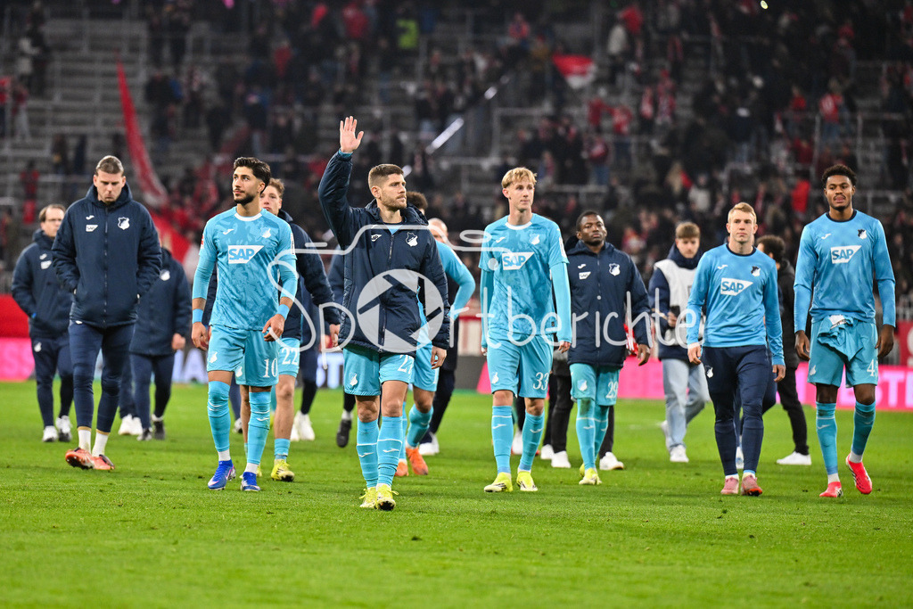 FC Bayern München - TSG 1899 Hoffenheim | MUNICH, GERMANY - 08. FEBRUARY: die Spieler der Gäste bedanken sich bei den mitgereisten Fans aus Sinsheim nach dem Bundesligamatch zwischen dem FC Bayern München und der TSG 1899 Hoffenheim am 21. Spieltag in der Allianz Arena / DFL REGULATIONS PROHIBIT ANY USE OF PHOTOGRAPHS AS IMAGE SEQUENCES AND/OR QUASI-VIDEO