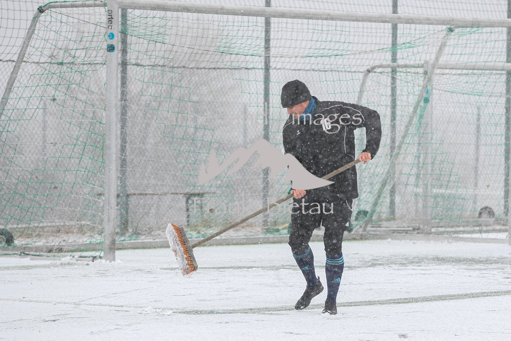 993T8822 | Schneesturm bei Spielbeginn,