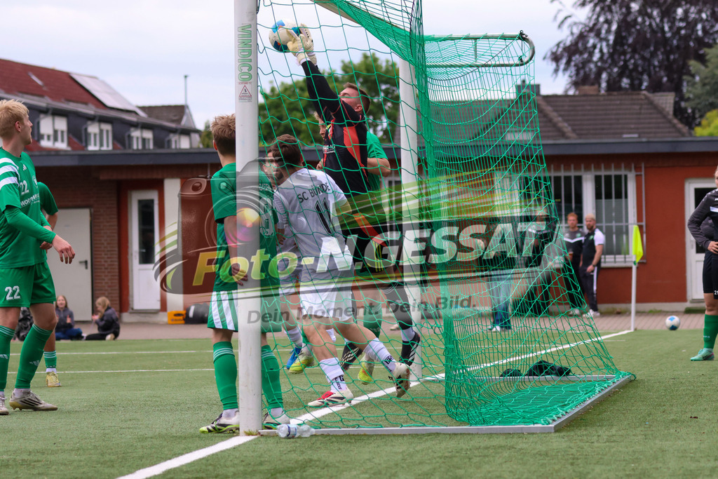 SC Bünde - TuS Tengern | Auf dem Bild zu sehen: weiß SC Bünde: Fabio Serrone ; schwarz TuS Tengern TW: Dennis Schmidt  SC Bünde, TuS Tengern, Saison 25/26, Bezirksliga, Hunnebrock, Deutschland - Realisiert mit Pictrs.com