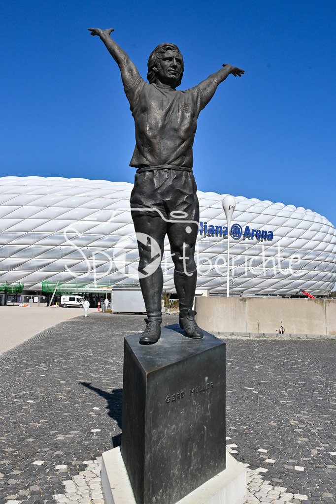 Allianz Arena | Das Denkmal fuer Gerd Mueller steht vor der Allianz Arena in Muenchen auf der Esplanade / Symbolbild / Kurt Landauer Stiftung