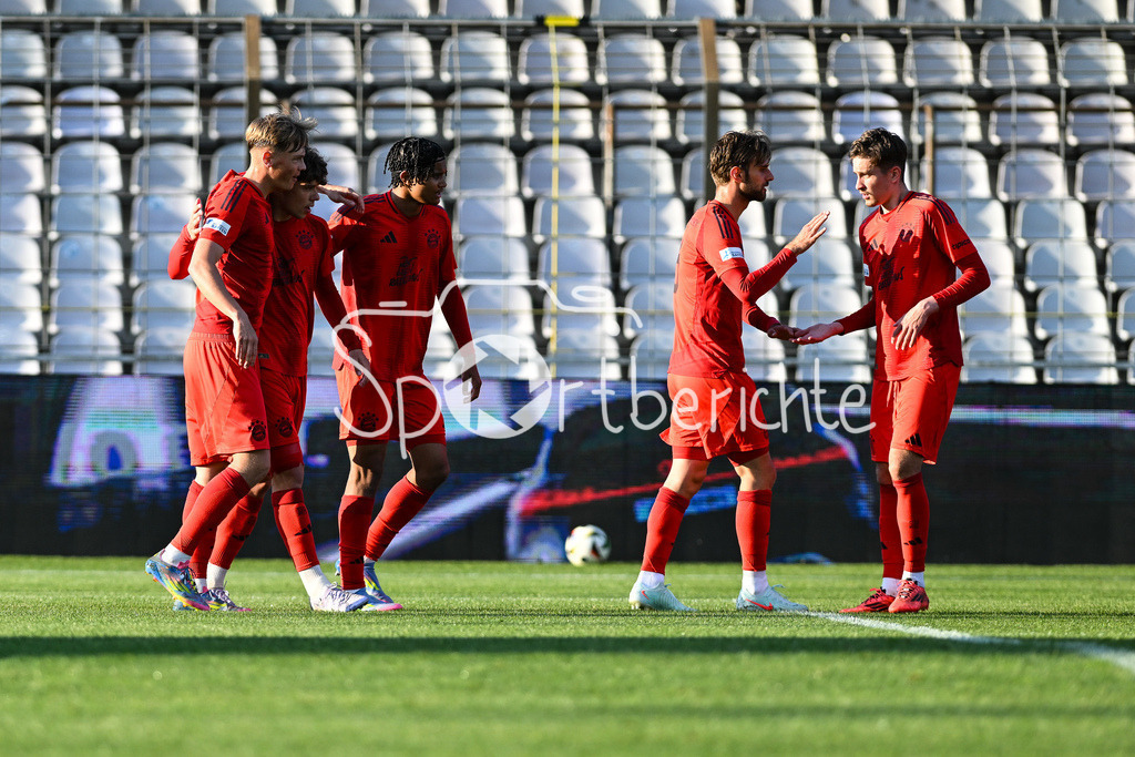 FC Bayern Amateure - Türkgücü München | Jubel der Bayern Amateure nach dem Treffer zum 1-0 durch Maximilian WAGNER (FC Bayern München II #11) / Tor / Torschuetze / Freude / Happy / Regionalliga Bayern: FC Bayern Muenchen II - Tuerkguecue Muenchen, Gruenwalder Stadion am 09.05.2025