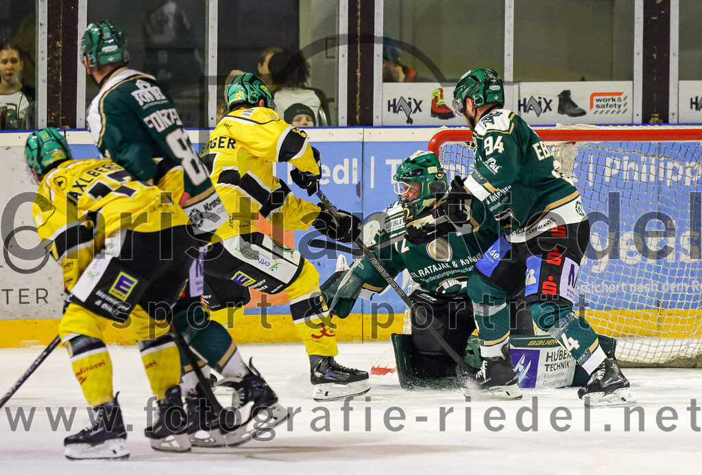 2025-12-19_101_TSV_Erding_gegen_Toelzer_Loewen | Erding, Deutschland, 19.12.2025:Eishockey, Oberliga Süd 2025 / 2026, 27. Spieltag, TSV Erding gegen Tölzer Löwen, Endergebnis: 2:5Torwart David Zabolotny (Erding Gladiators, #72), Markus Eberhardt (Erding Gladiators, #94)Foto: Christian Riedel / fotografie-riedel.net