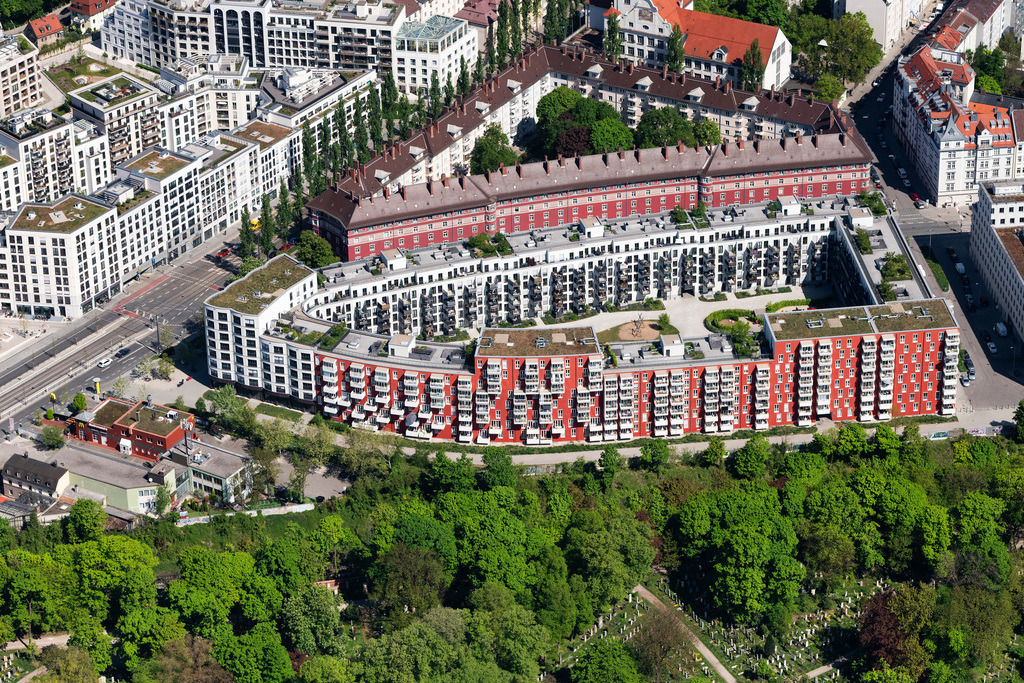 dr__0064032.jpg | MüNCHEN 29.04.2025 Wohngebiet einer Mehrfamilienhaussiedlung Welfengarten an der Welfenstraße - Tassiloplatz im Ortsteil Au-Haidhausen in München im Bundesland Bayern, Deutschland. Weiterführende Informationen bei: Bayerische Hausbau GmbH & Co. KG,  Caruso St John Architects,  Ed. Züblin AG,  Uniola AG,  Vogt Landschaftsarchitekten AG,  steidle architekten Gesellschaft von Architekten und Stadtplanern mbH. // Residential area of a multi-family house settlement Welfengarten on Welfenstrasse - Tassiloplatz in the district Au-Haidhausen in Munich in the state Bavaria, Germany. Further information at: Bayerische Hausbau GmbH & Co. KG,  Caruso St John Architects,  Ed. Zueblin AG,  Uniola AG,  Vogt Landschaftsarchitekten AG,  steidle architekten Gesellschaft von Architekten und Stadtplanern mbH. Foto: Daniel Reiter