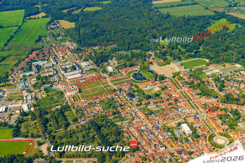 Neue Luftbildaufnahme der Stadt Ludwigslust - Das Luftbild wurde 2025 vom UL-Flugzeug heraus erstellt ( keine Drohnenaufnahme ) - Hochauflösende Luftaufnahme - für Wandbilder und großformatige Ausdrucke geeignet. Das besondere Geschenk!Hier alle&nbsp;Infos zur Lizenzierung der LuftaufnahmeWir fliegen auch dieses Jahr wieder in Ihre Region um Luftbilder zu erstellen.- Luftbild anfragen