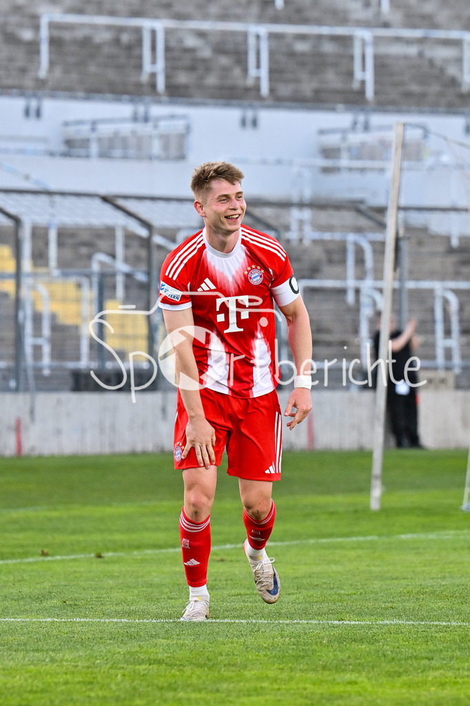 FC Bayern Amateure - TSV Aubstadt | MÜNCHEN, GERMANY - 24. APRIL: Jubel der Amateure nach dem Treffer zum 1-0 durch Anton HEINZ (FC Bayern München II 9) / Tor / Torschuetze / Freude / Happy während dem Match zwischen den Amateuren des FC Bayern und dem TSV Aubstadt am 31. Spieltag der Regionalliga Bayern im Grünwalder Stadion