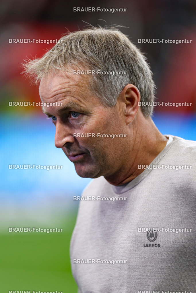 Bayer 04 Leverkusen vs Eintracht Frankfurt - Bundesliga  | Leverkusen, Deutschland, 12.09.25:   Trainer Kasper Hjulmand (Bayer 04 Leverkusen) schaut waehrend des Spiels der Bundesliga zwischen  Bayer 04 Leverkusen vs Eintracht Frankfurt in der BayArena(Foto von Brauer-Fotoagentur / Adrian Schlueter)