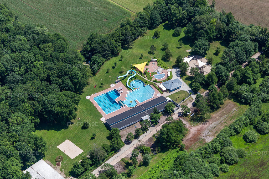 Luftbild: Waldschwimmbad Kandel in Kandel im Bundesland Rheinland-Pfalz in Deutschland. Foto: IMG_127272.jpg vom 26.06.2021 durch Werner Riehm/FLY-FOTO.de