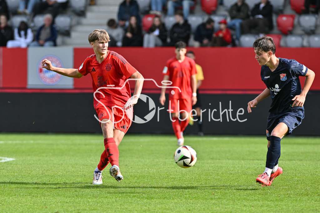 FC Bayern München U19 - SpVgg Unterhaching U19 | Im Duell Magnus DALPIAZ (FC Bayern MÜnchen U19 #2) und Samuel WEISS (Spvgg Unterhaching #11) / Zweikampf