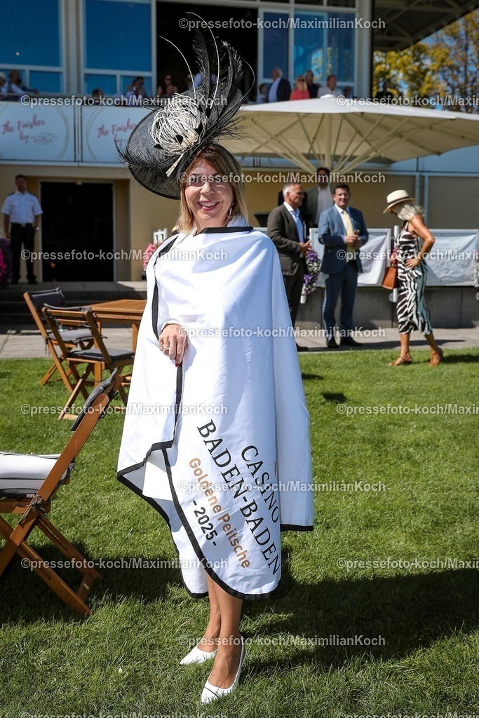 BBmx31082501055 | 2025.08.31, Promis beim Renntag auf der Galopprennbahn Baden-Baden in Iffezheim. Die Gäste genießen die elegante Atmosphäre beim Pferderennen. Marketingleiterin  Ute Fuchs (CAsino Baden-Baden) testet persönlich einmal die Siegerdecke für den Sieger im Preis um die Goldene Peitsche