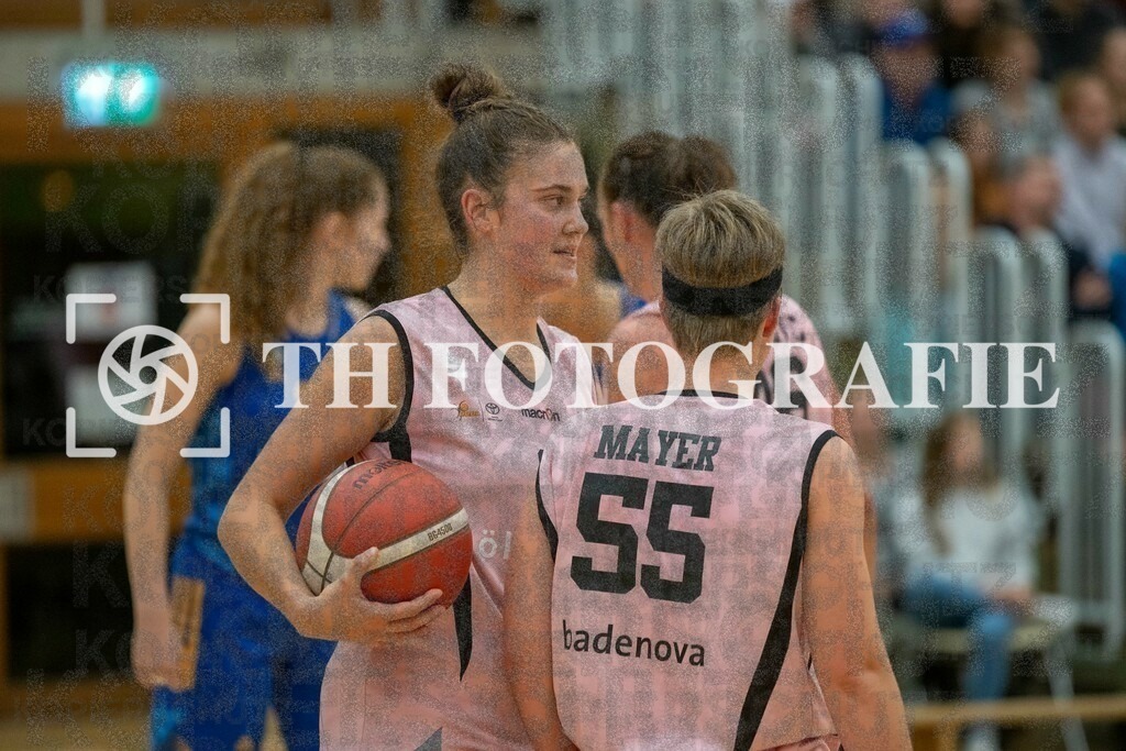 GER, Eisvoegel USC Freiburg - Alba Berlin, Basketball, Toyota Damen Basketball Bundesliga, 6. Spieltag, Saison 2022/2023, 12.11.2022 | Luisa Nufer (USC Eisvoegel Freiburg, #08) im Gespraech mit Pauline Mayer (USC Eisvoegel Freiburg, #55)

GER, Eisvoegel USC Freiburg - Alba Berlin, Basketball, Toyota Damen Basketball Bundesliga, 6. Spieltag, Saison 2022/2023, 12.11.2022

Foto: THF Sport/Thomas Heß