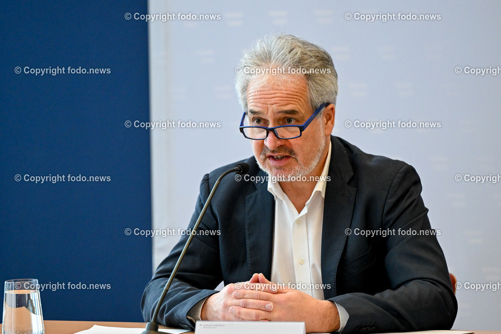 Landespolizeidirektion Oberoesterreich_ Pressekonferenz_ Homeinvasion_ 25.01.2024-18 | 25.01.2024, Landespolizeidirektion Oberoesterreich, AUT, Pressekonferenz LPD Ooe, geklaerte schwere Straftat, Homeinvasion, im Bild Alois Ebner (Leitender Staatsanwalt Ried/Innkr.)