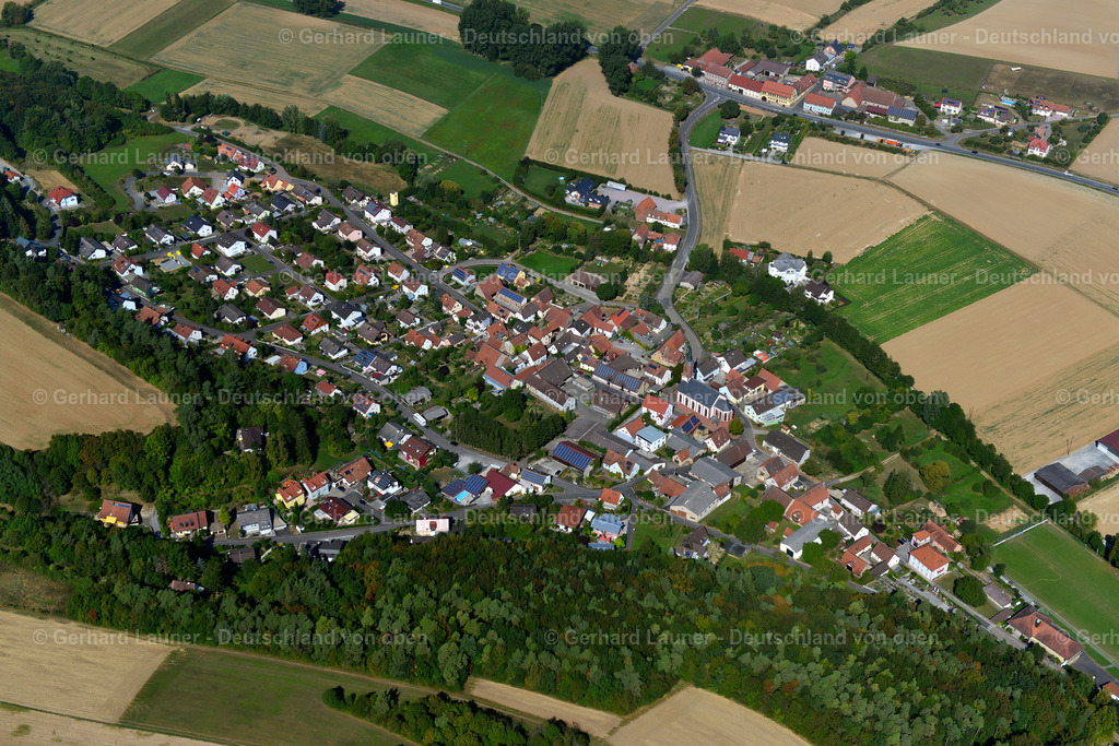 3650629 | ROßBRUNN 13.09.2016 Ortsansicht am Rande von landwirtschaftlichen Feldern und Nutzflächen  in Roßbrunn im Bundesland Bayern, Deutschland // Village view on the edge of agricultural fields and land  in Roßbrunn in the state Bavaria, Germany Foto: Gerhard Launer
