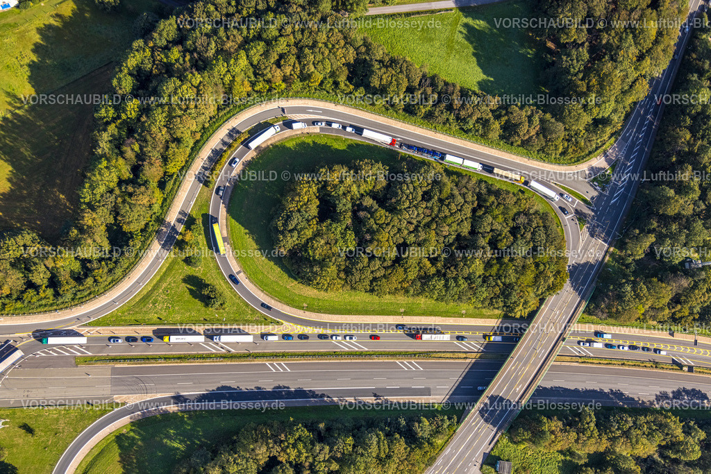 Luedenscheid230907998Rahmedebruecke | Luftbild, Autobahn A45 Anschlussstelle Lüdenscheid, Straßenverkehr mit LKW-Stau, Leifringhausen, Lüdenscheid, Sauerland, Nordrhein-Westfalen, Deutschland