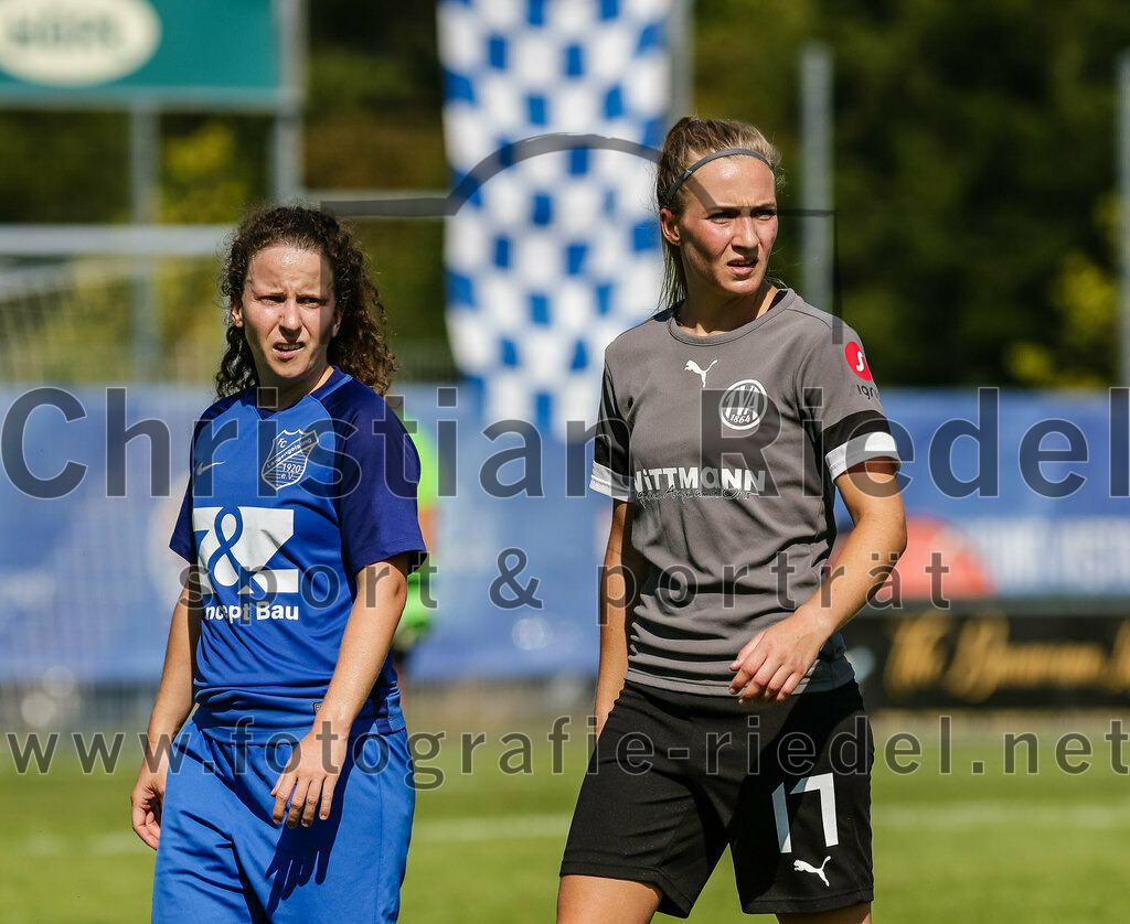 2023-09-09_108_FC_Langengeisling_gegen_TV_1864_Altoetting | Erding, Deutschland, 09.09.2023:
Fußball, Bezirksoberliga 2023 / 2024, 2. Spieltag, FC Langengeisling gegen TV 1864 Altötting, Endergebnis: 2:3

Monika Bichlmaier (FC Langengeisling, #4), Sandra Utzschmid (TV 1864 Altötting, #17)

Foto: Christian Riedel / fotografie-riedel.net