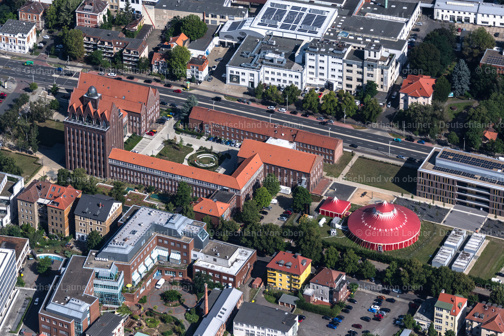 4035258 | BRAUNSCHWEIG 31.07.2020 Museum- und Ausstellungs- Gebäude- Ensemble "Staatliches Naturhistorisches Museum" und "Haus der Wissenschaft Braunschweig" an der Pockelsstraße im Ortsteil Nordstadt in Braunschweig im Bundesland Niedersachsen, Deutschland. Weiterführende Informationen bei: 3Landesmuseen Braunschweig. // Museum building ensemble "Staatliches Naturhistorisches Museum" and "Haus of Wissenschaft Braunschweig" in Brunswick in the state Lower Saxony, Germany. Further information at: 3Landesmuseen Braunschweig. Foto: Gerhard Launer