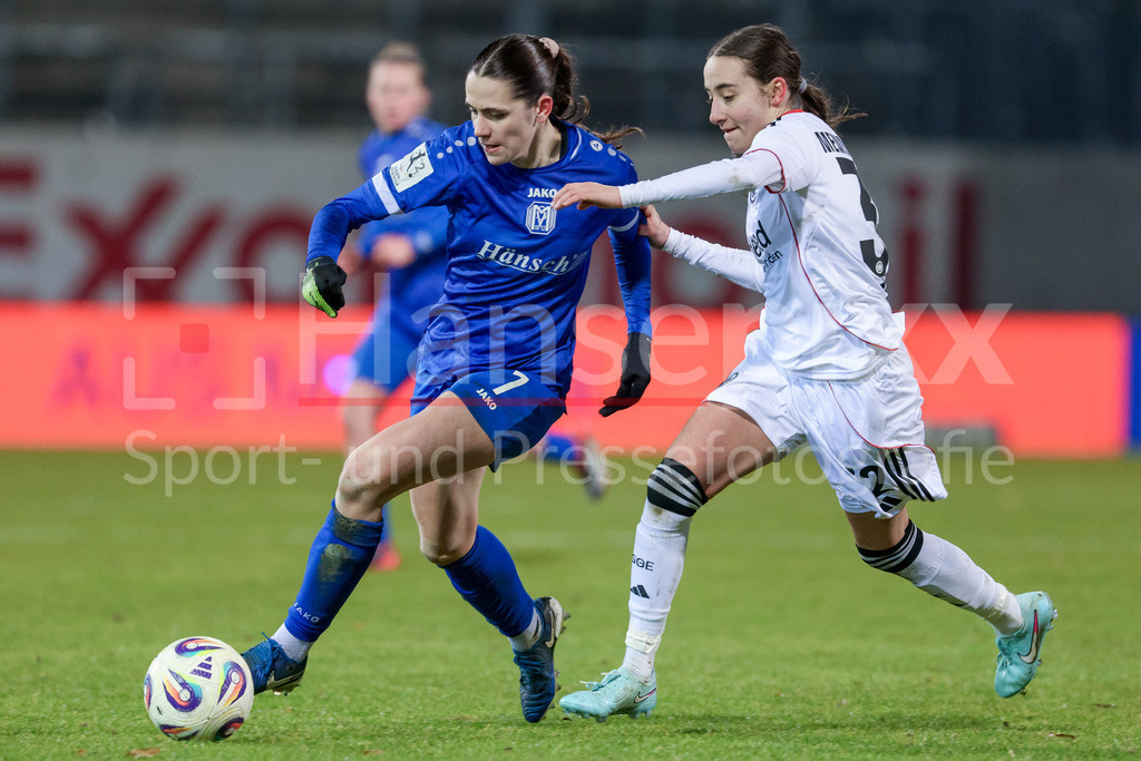 Fussball, 2. Frauen-Bundesliga, SV Meppen - Eintracht Frankfurt II | v.li.: Marie Bleil (SV Meppen, 7) und Emma Memminger (Eintracht Frankfurt II, 32) im Zweikampf, Duell, Dynamik, Aktion, Action, Spielszene, DIE DFB-RICHTLINIEN UNTERSAGEN JEGLICHE NUTZUNG VON FOTOS ALS SEQUENZBILDER UND/ODER VIDEOÄHNLICHE FOTOSTRECKEN. DFB REGULATIONS PROHIBIT ANY USE OF PHOTOGRAPHS AS IMAGE SEQUENCES AND/OR QUASI-VIDEO.
