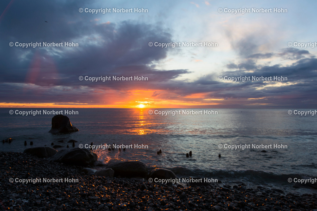 RUE_5710 | Morgendaemmerung ueber der Ostsee bei Jasmund. - Realisiert mit Pictrs.com